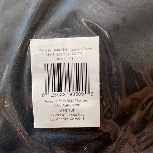 Beyond Yoga Infinity Hidden Pocket Scarf NWT - Picture 4 of 4